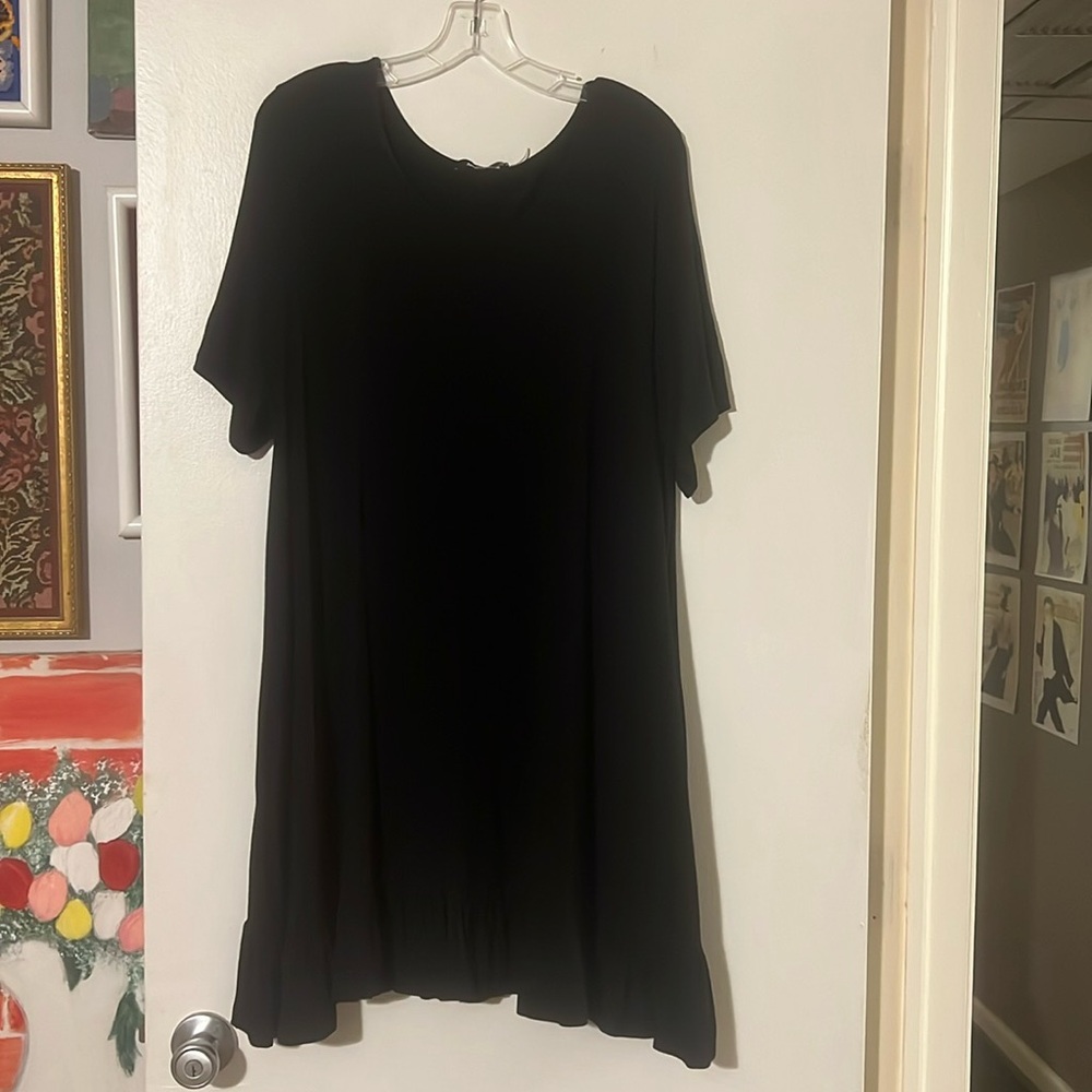 Annabelle little black dress. Short sleeves. Ruffle hem. Pockets!